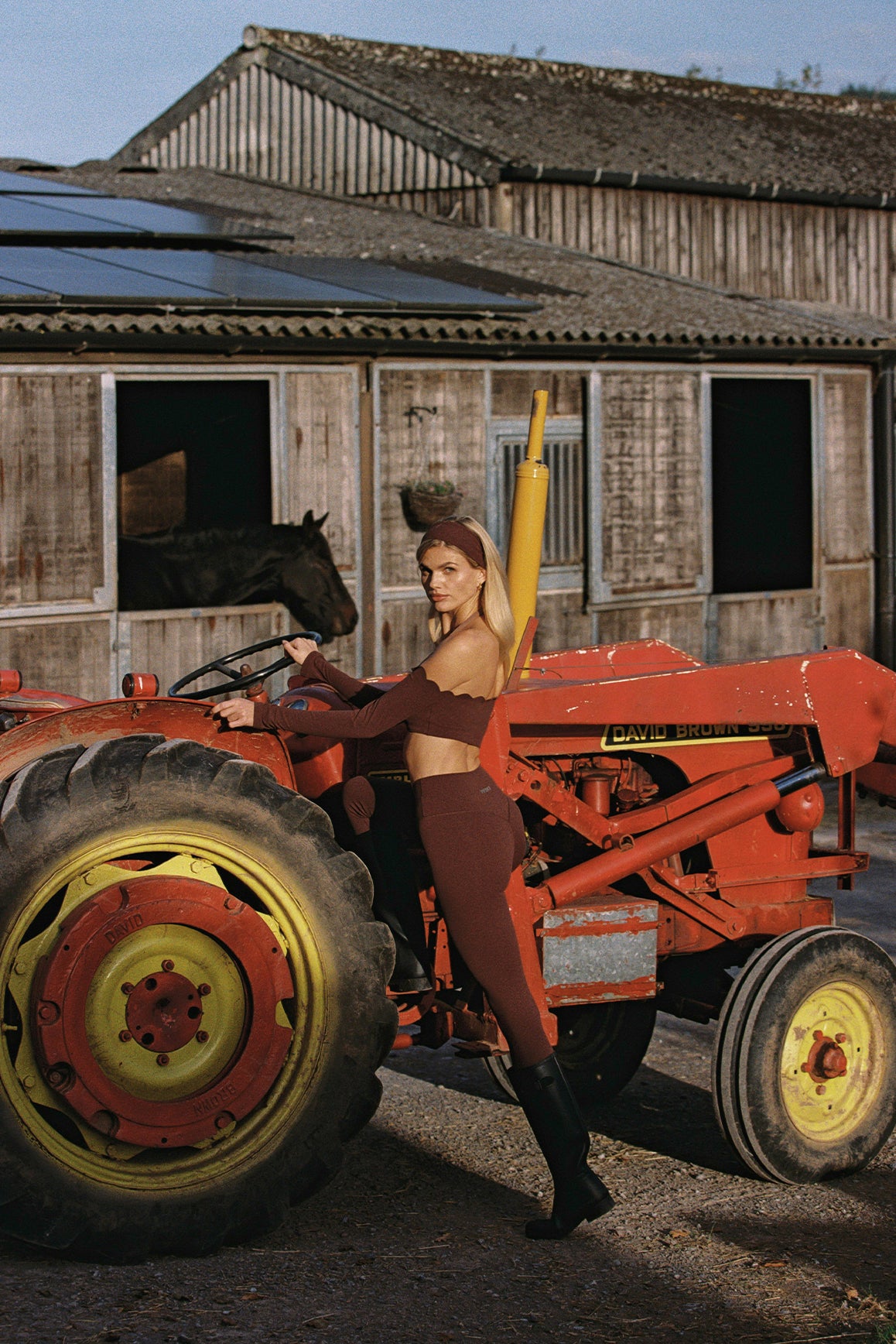 露肩長袖短款上衣