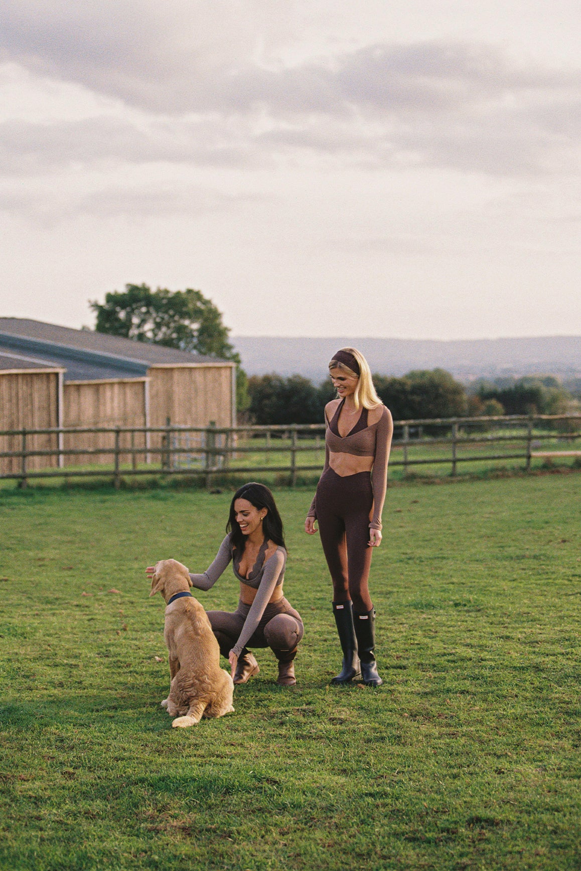 露肩長袖短款上衣