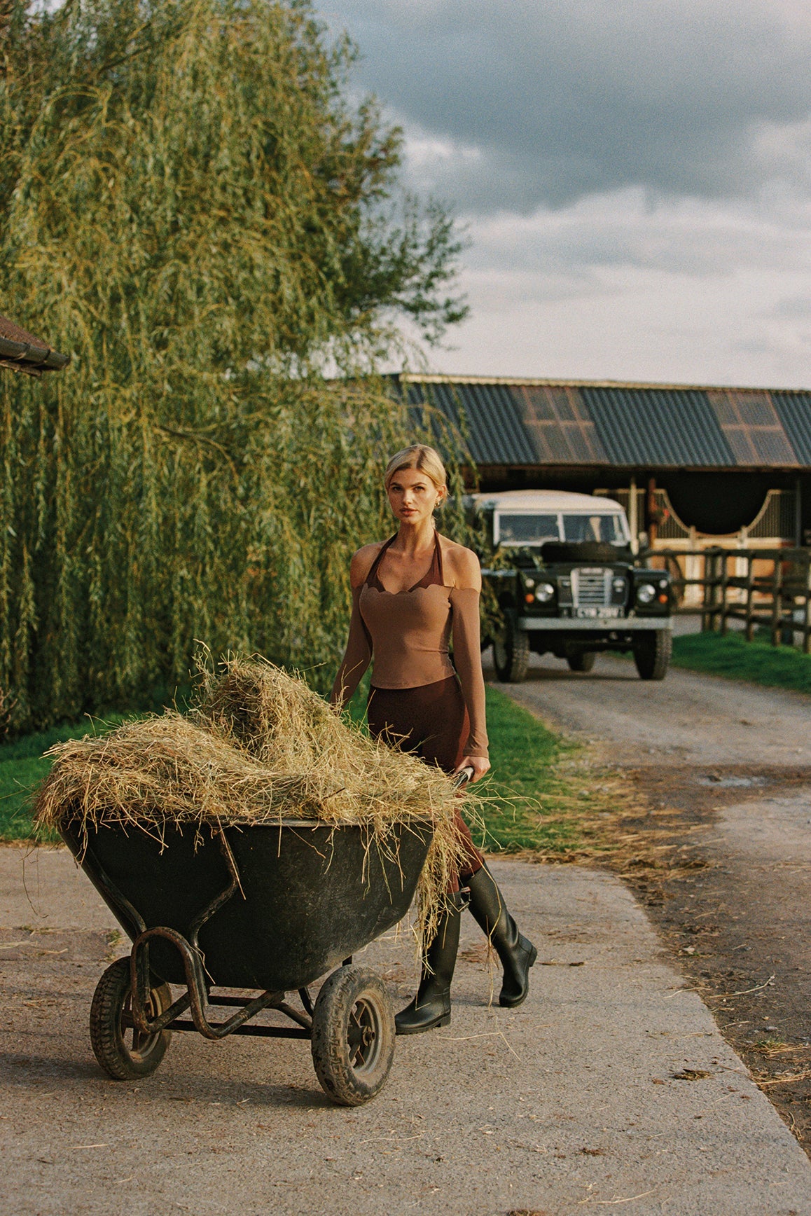 露肩長袖短款上衣