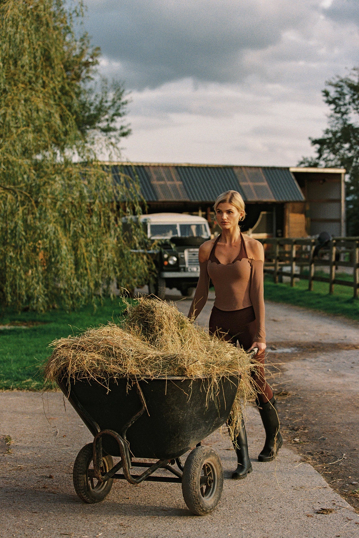露肩長袖短款上衣