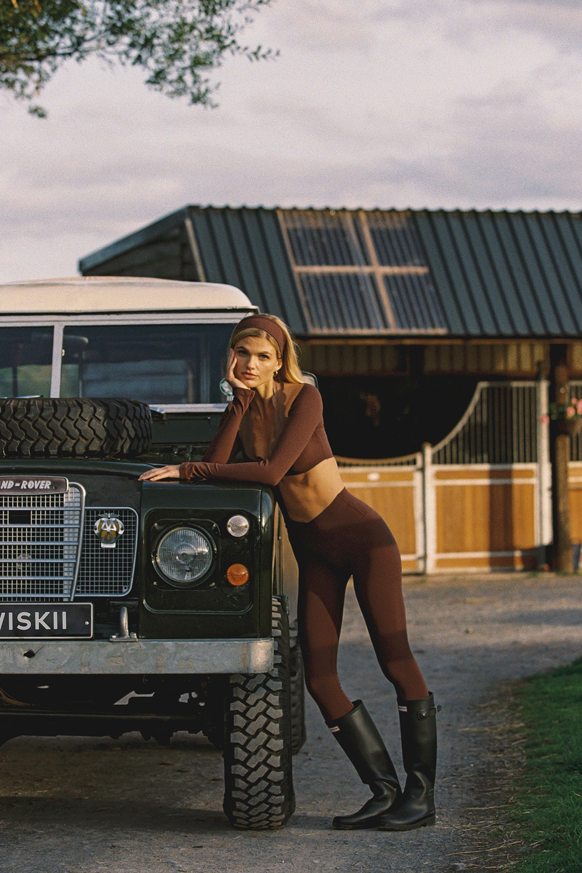 WISKII Riviera V-waist scrunch leggings in black, featuring a flattering V-waist and stylish scrunch detail at the back.