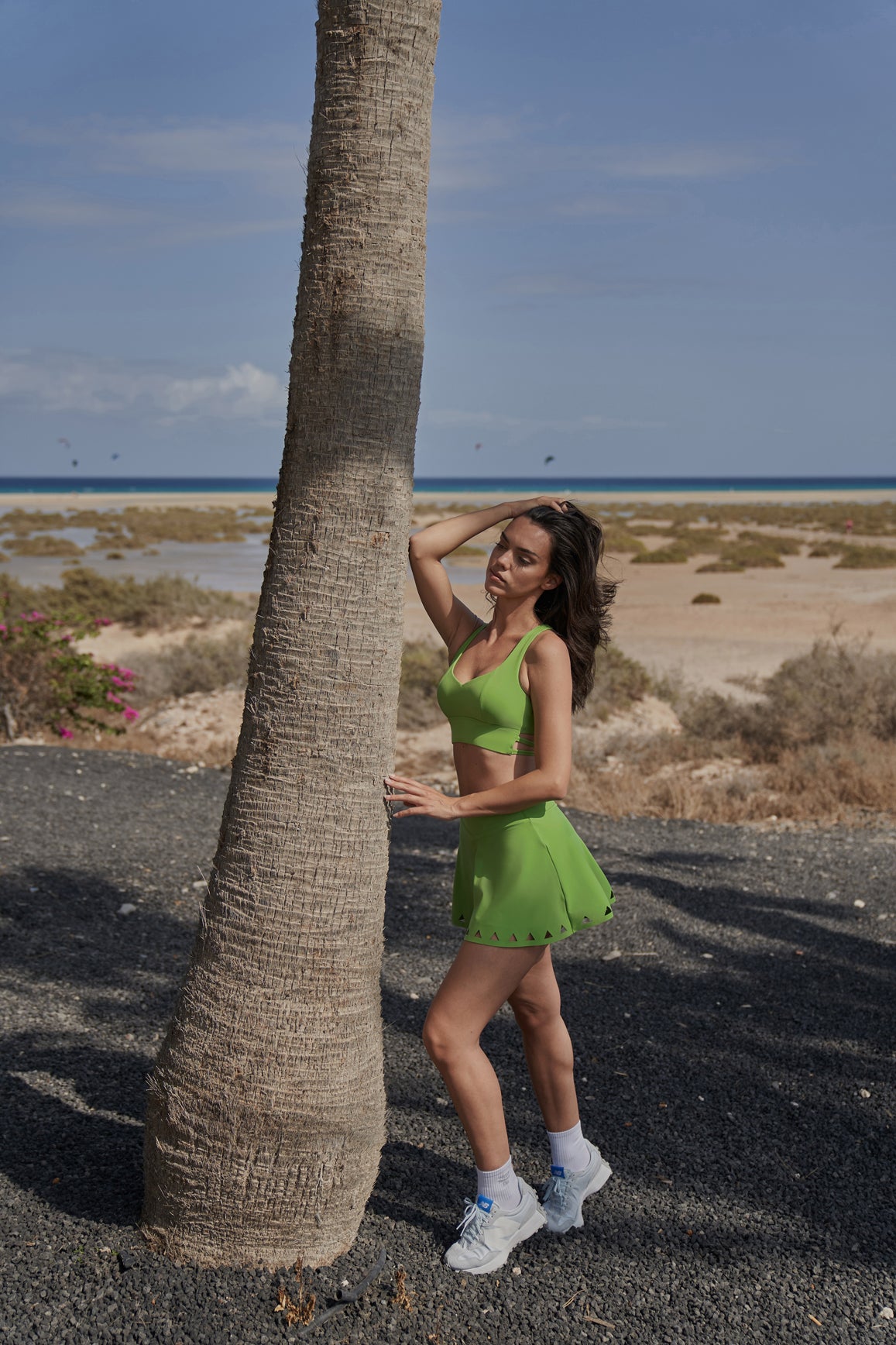 Vウエスト レーザーカット テニススカート