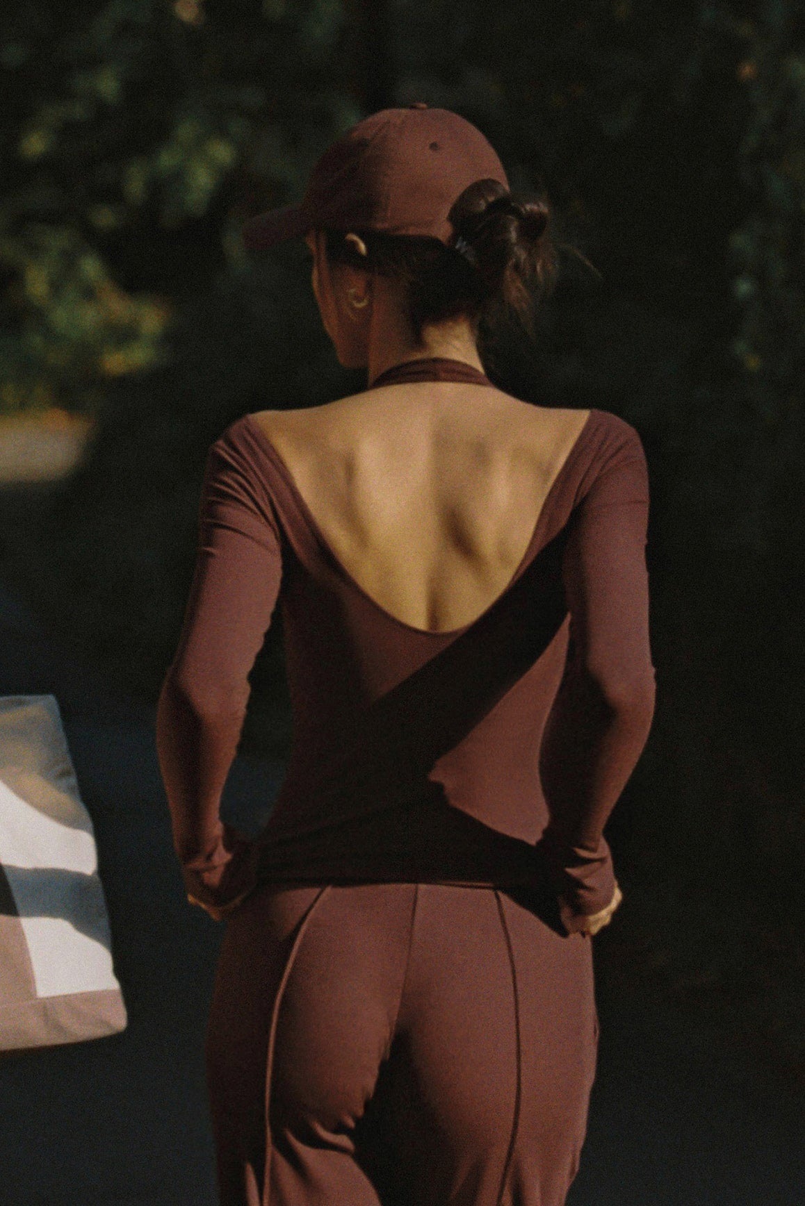 露肩長袖短款上衣