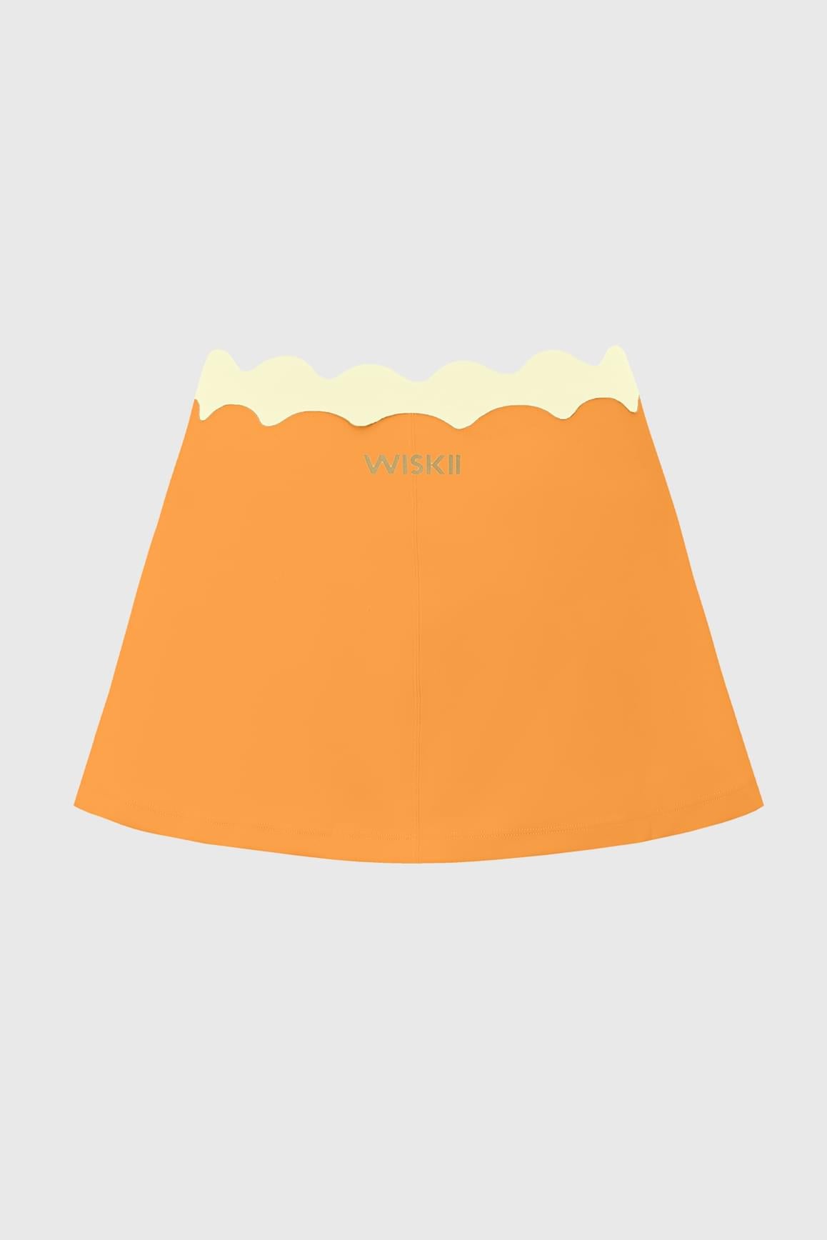 WISKII Riviera 扇貝邊撞色短裙,輕盈面料搭配扇貝下襬與拼色設計,平鋪展示