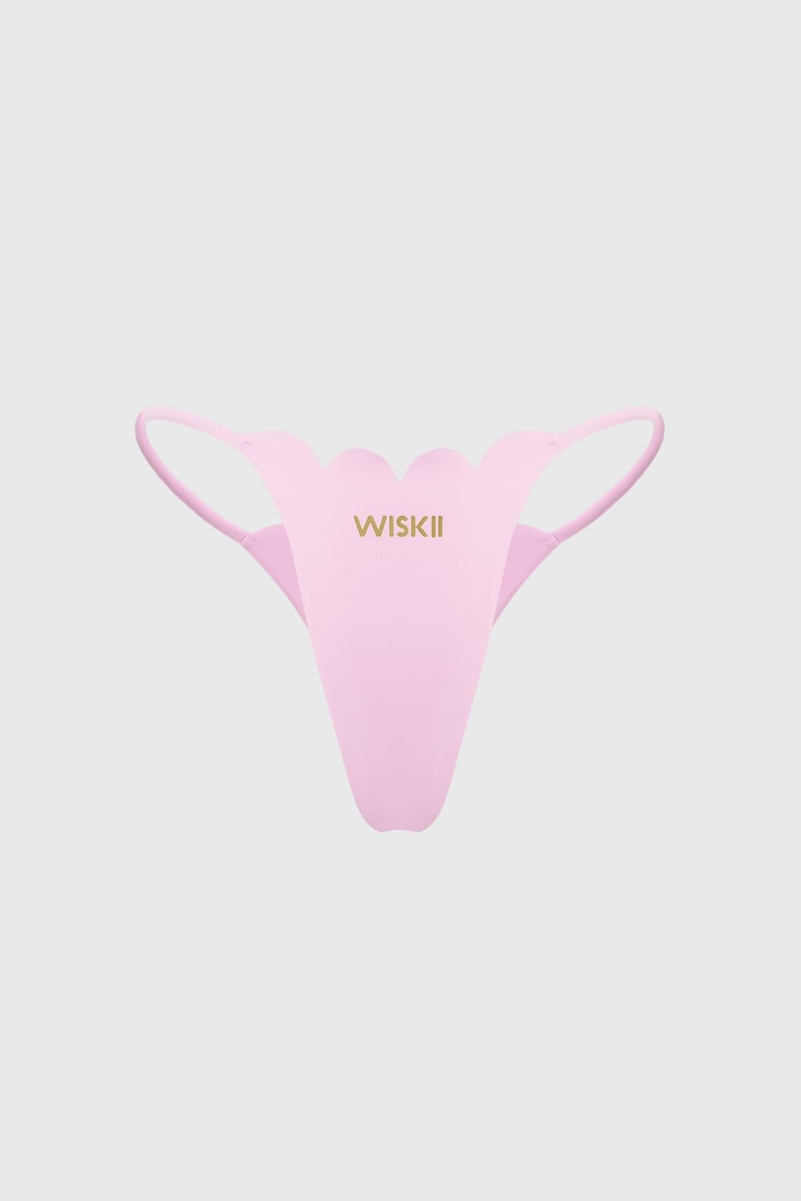 WISKII 馬卡龍粉荷葉邊扇貝滾邊高衩比基尼三角褲,由模特兒展示