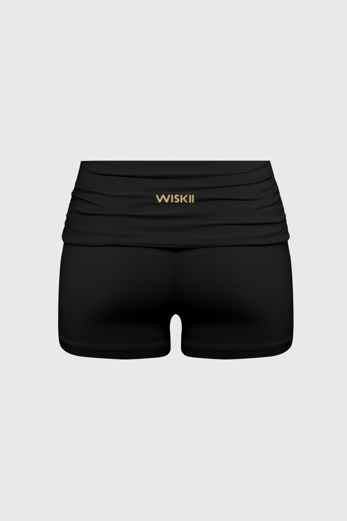 WISKII Riviera 淺色丹寧低腰皺褶短褲,由模特展示背部的皺褶細節與合身版型