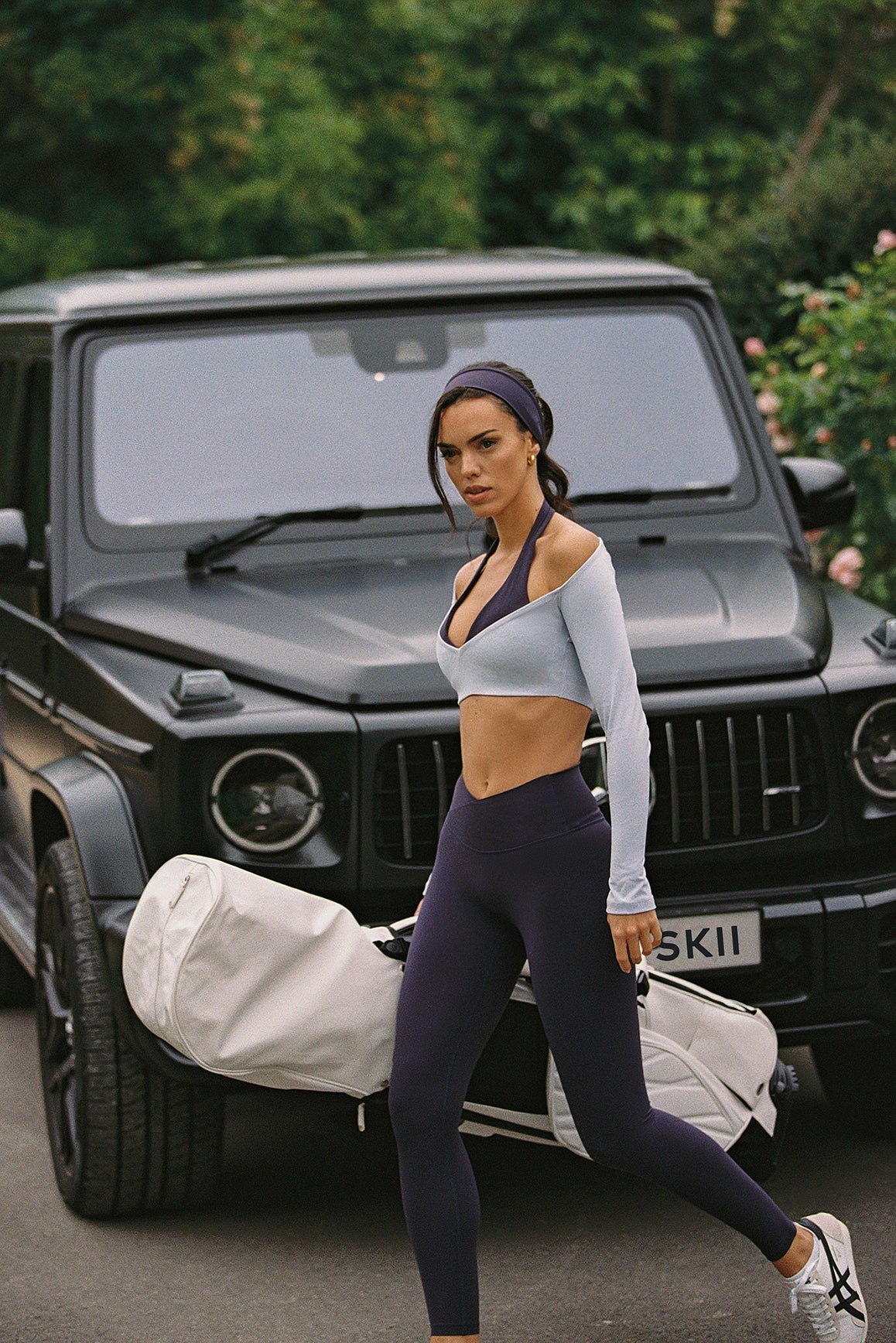 WISKII colorblock one-piece long sleeve crop top and midnight blue Riviera V-waist scrunch leggings, stylish activewear bundle.