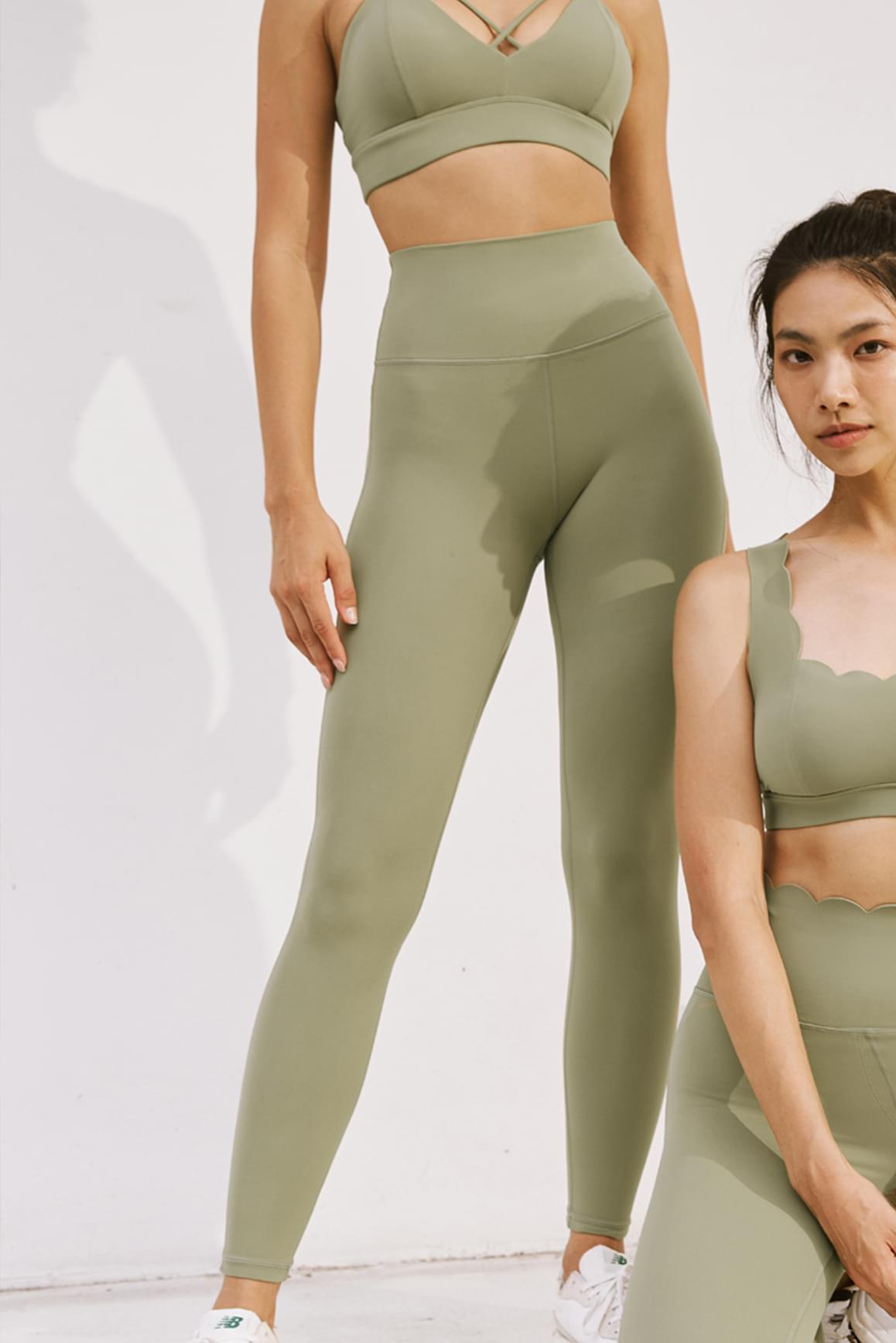 WISKII 霧感卡其色高腰訓練緊身Leggings,彈性佳且貼身,適合運動及日常機能穿搭。