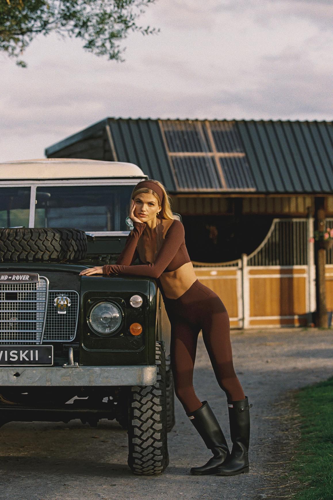 WISKII 推出的 Velvet Riviera V腰抽褶緊身褲,具備V型腰頭與修身褲管設計。