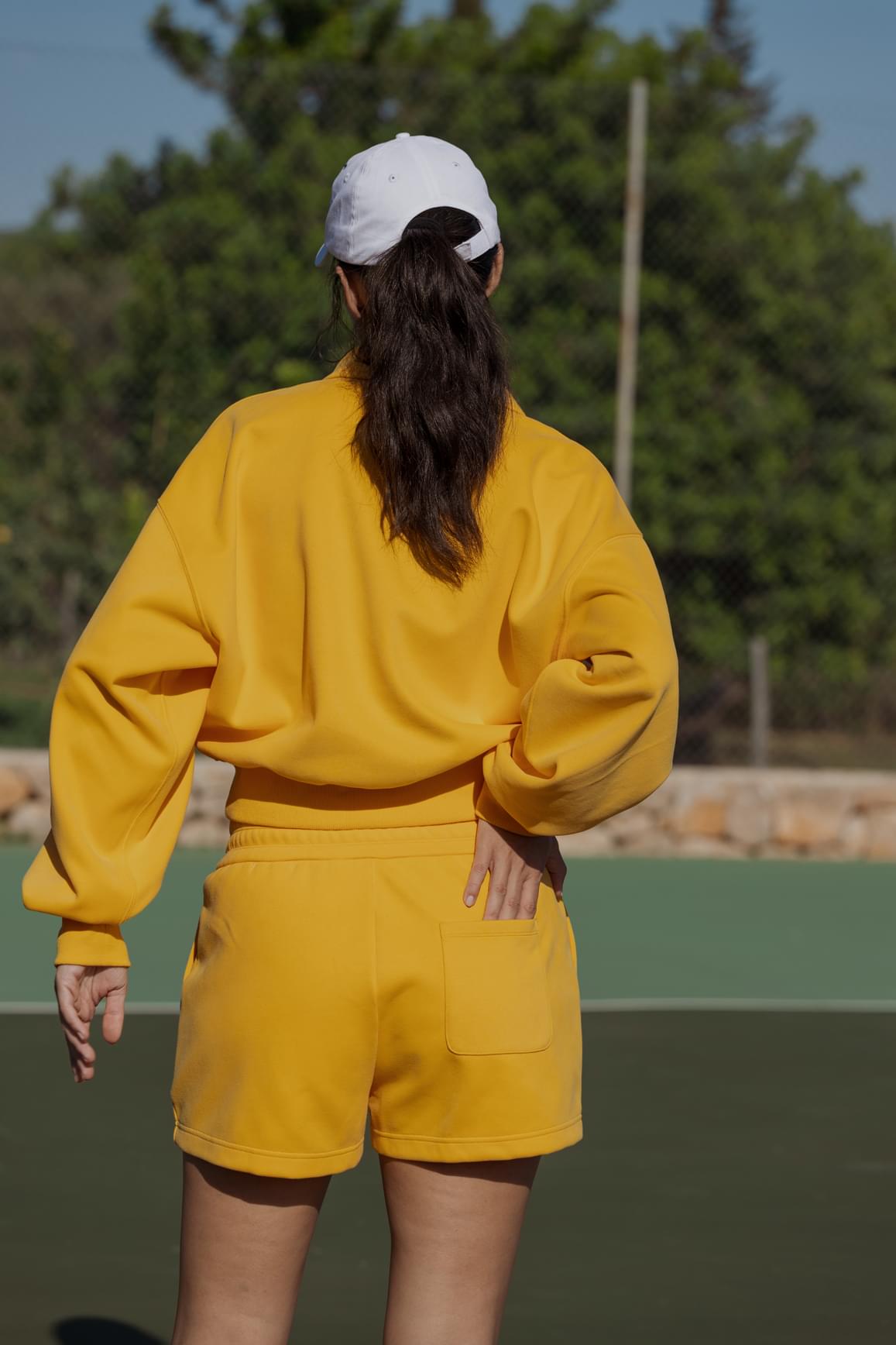 WISKII 拿鐵色polo領扣式衛衣,休閒家居服,採用寬鬆版型與簡約設計,正面視圖。