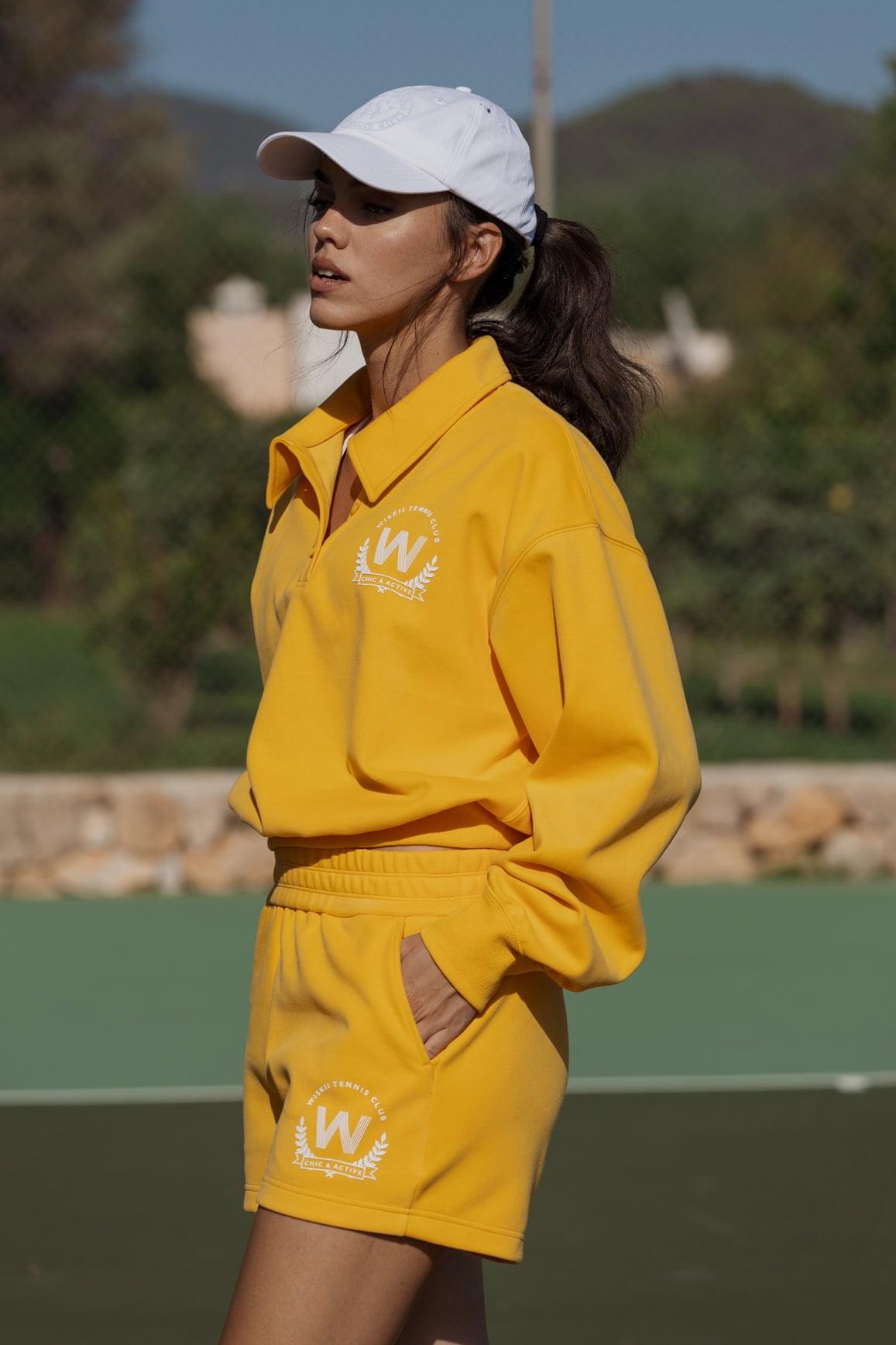 WISKII 火焰橘色 polo 鈕扣短款女性居家套裝,包含短袖上衣與同款短褲