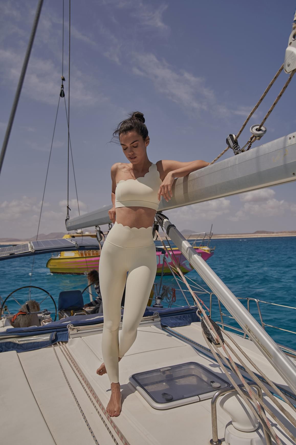 WISKII 7/8 high-waist energy leggings in vibrant lemon color with scallop design, form-fitting athletic leggings for women