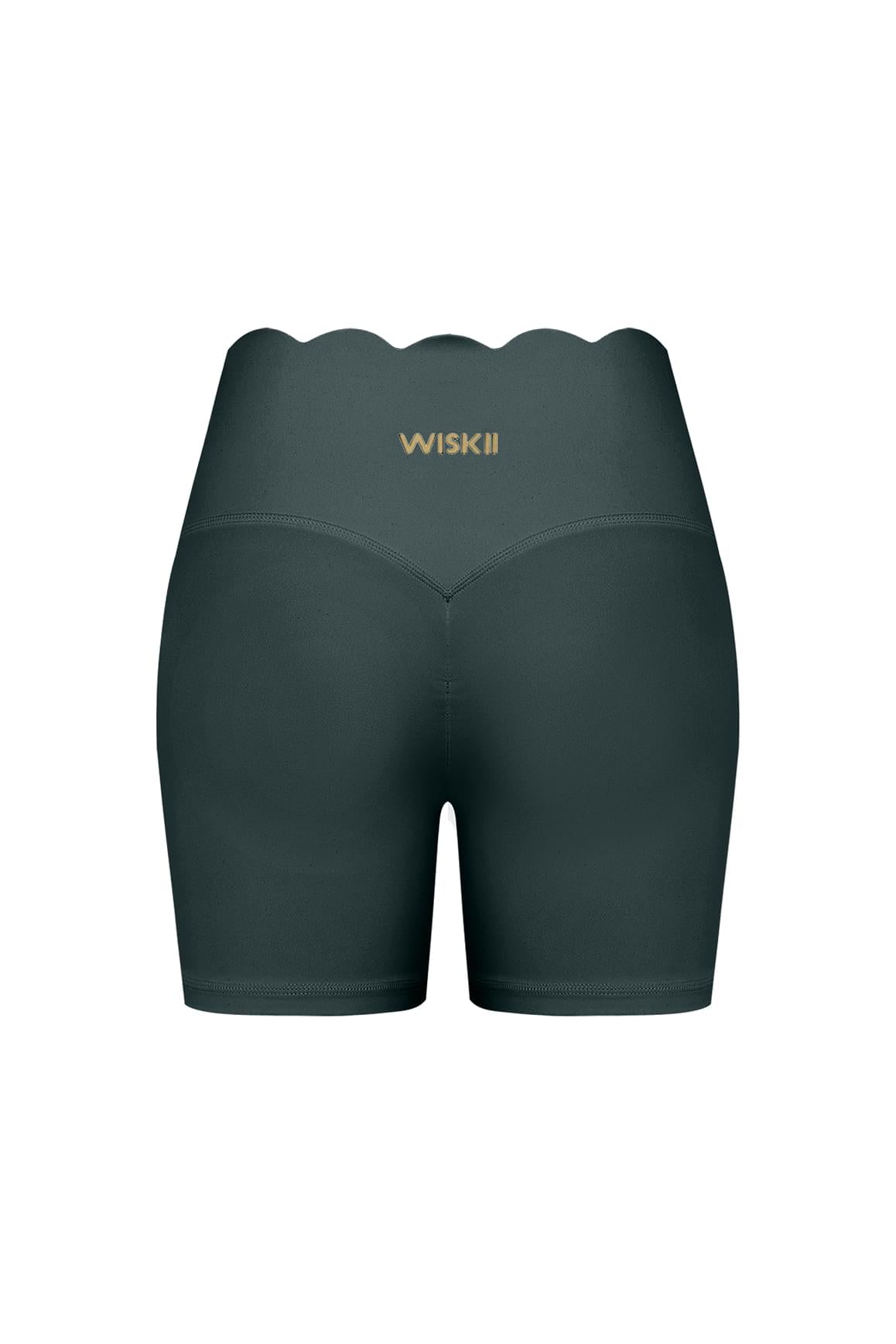 WISKII品牌的象牙色高腰扇貝邊抽褶短褲,具備時尚的扇貝下襬與舒適合身的版型