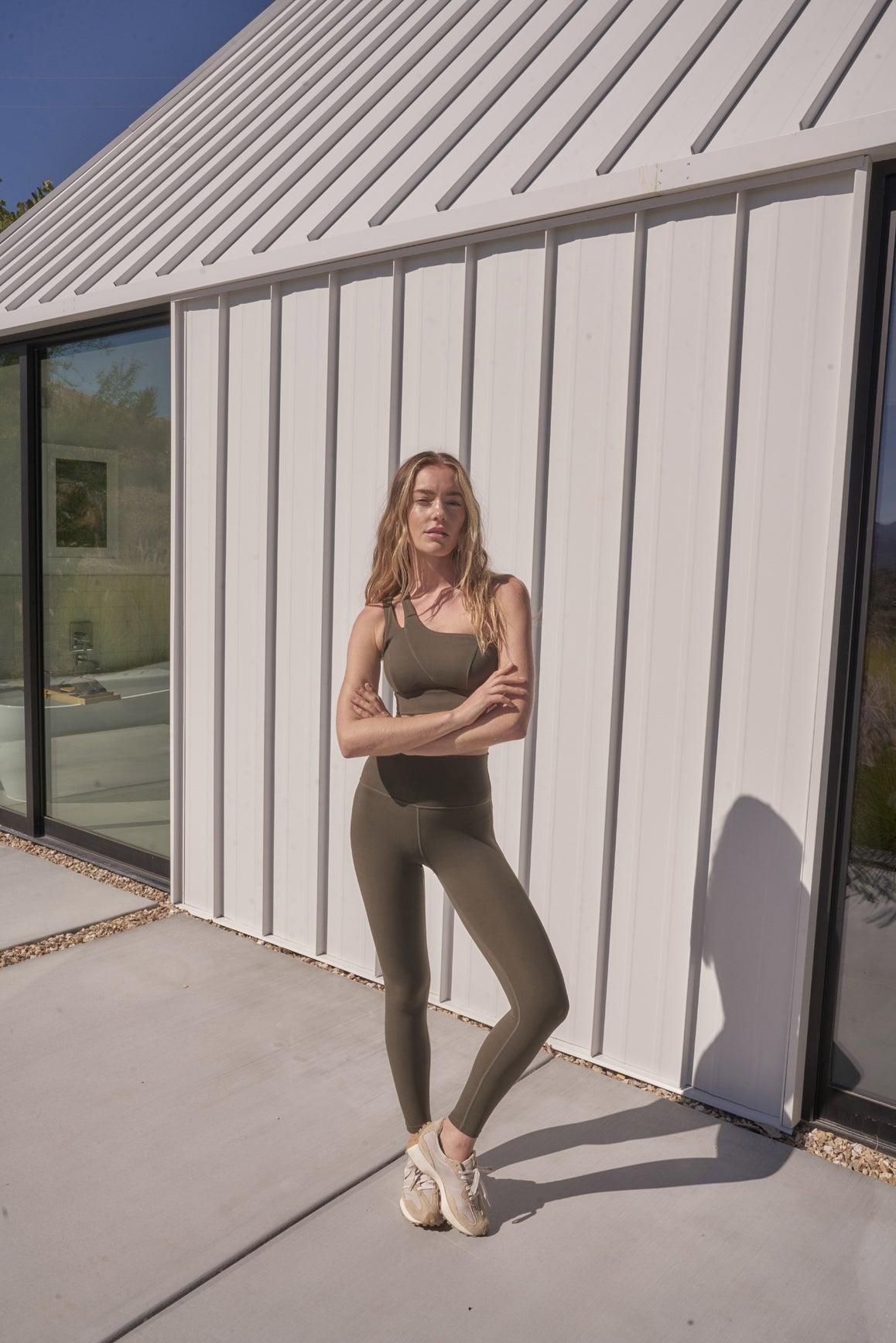 WISKII Dynamic Sports Bra in cinnamon color, showcasing its supportive design and breathable fabric for active wear.