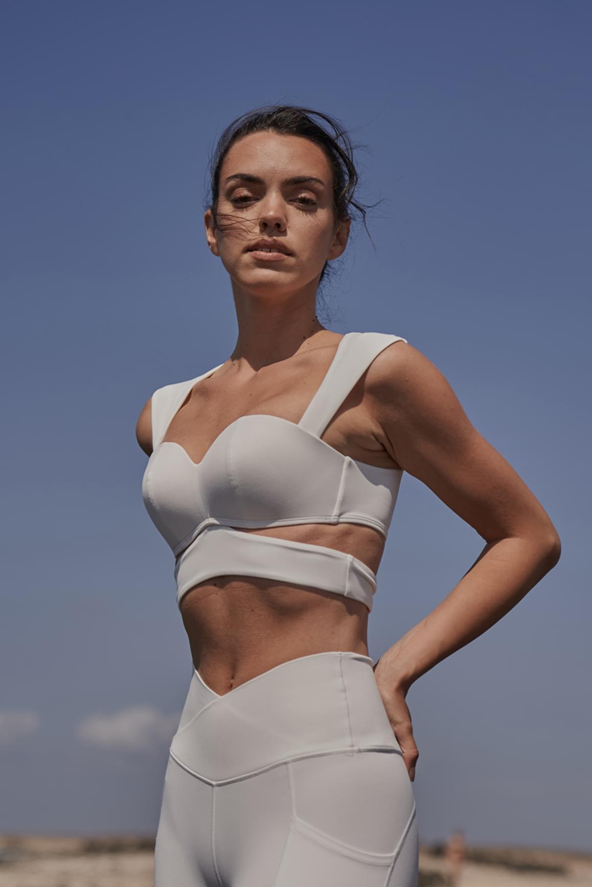 WISKII 象牙白優雅束腹運動內衣,搭載支撐性設計與時尚合身版型,適合運動休閒與日常訓練