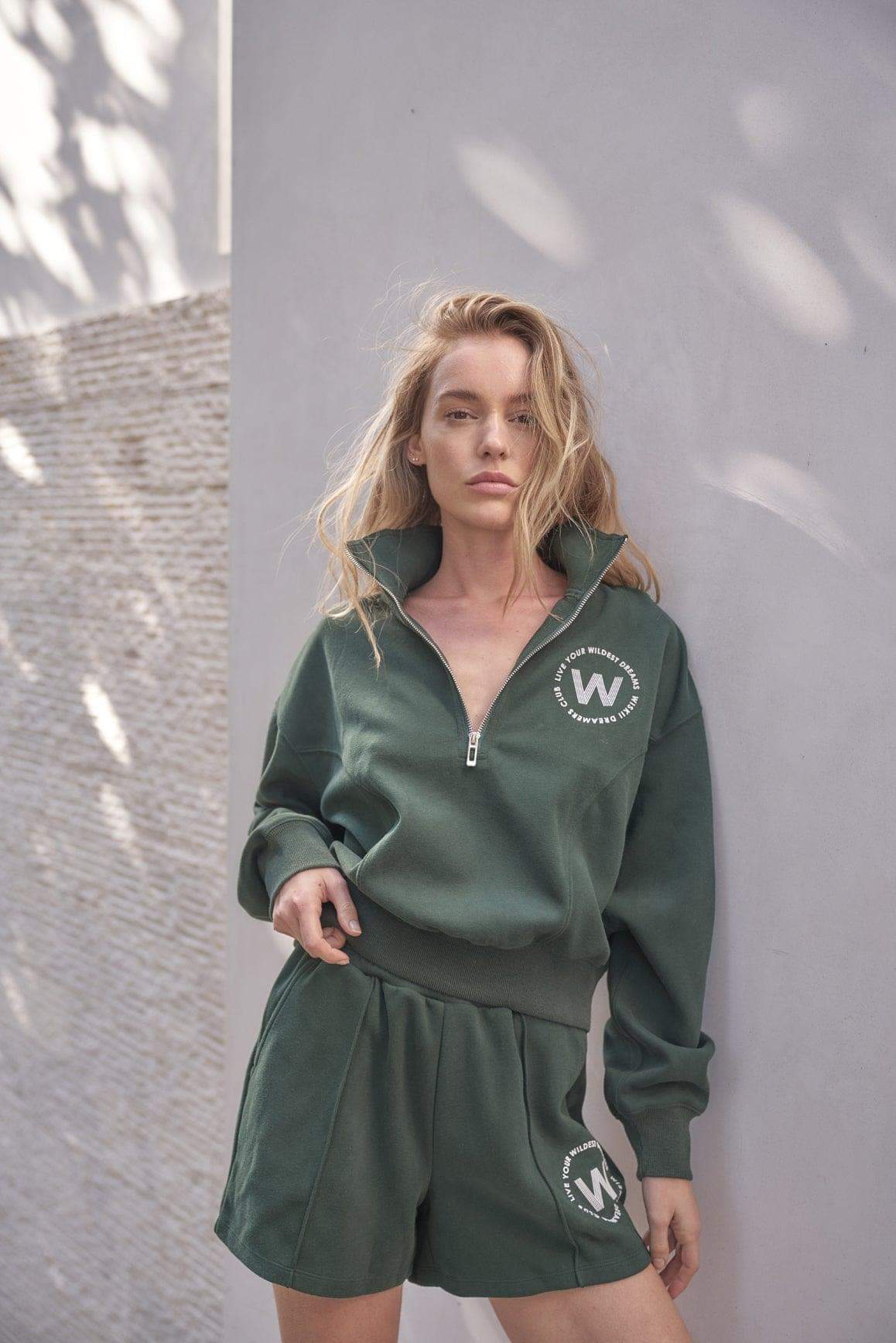 WISKII leisure half-zip sweatshirt in latte color, made of soft loungewear fabric with a half-zip neckline and comfortable fit.