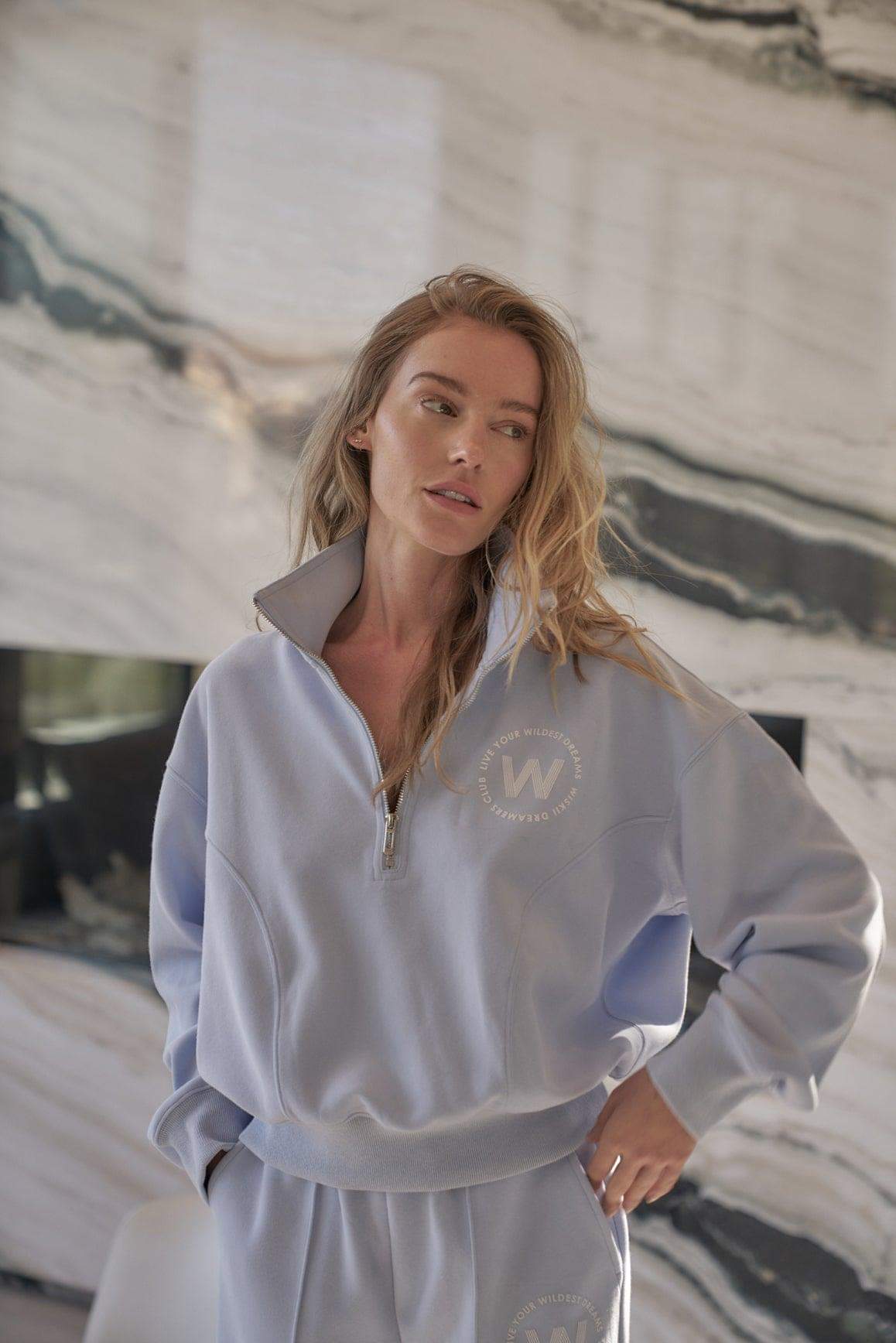 WISKII latte-colored leisure half-zip sweatshirt, casual loungewear with a comfortable fit and zip-up collar.