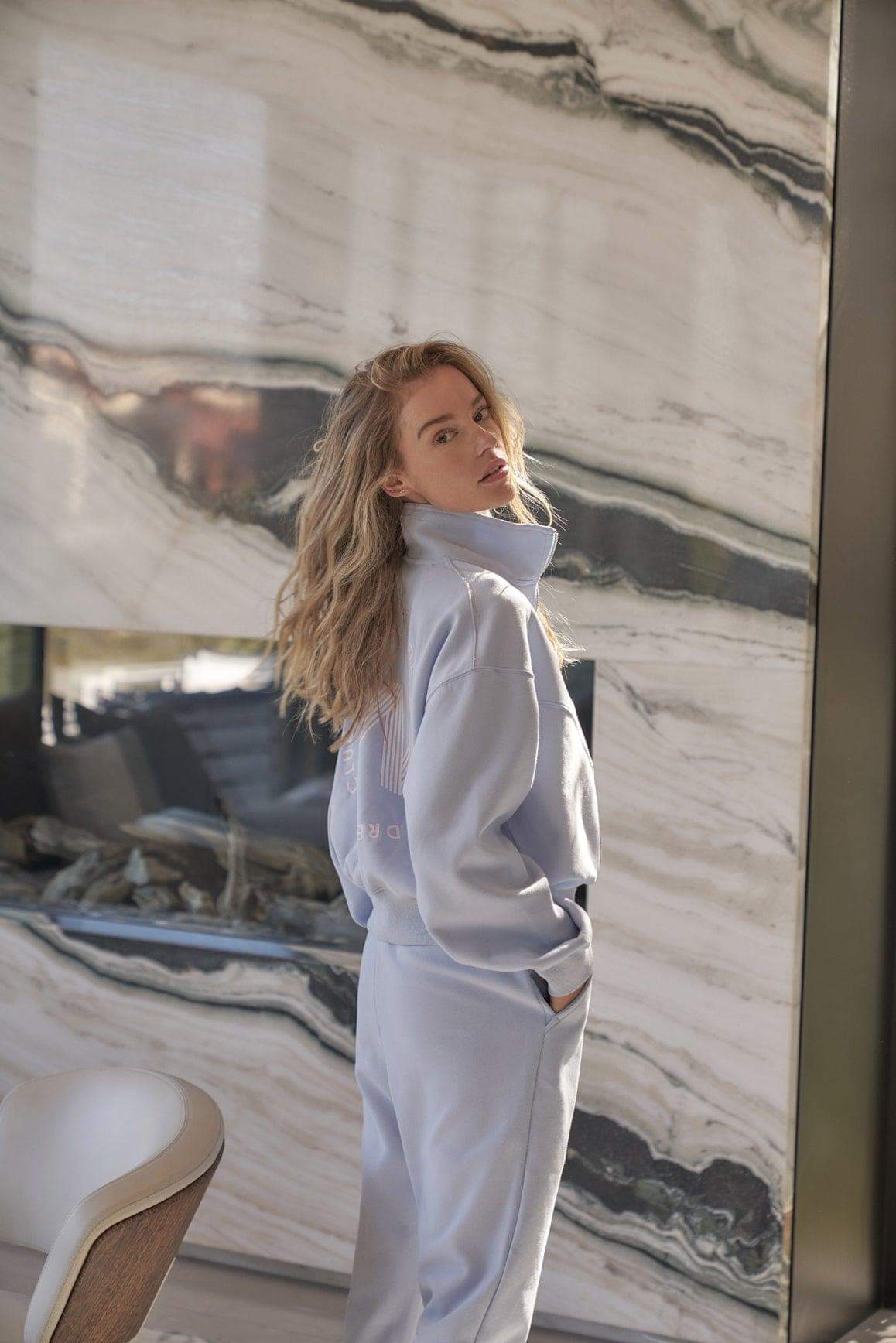 WISKII latte leisure half-zip sweatshirt, cozy loungewear with a relaxed fit and half-zip front, soft fabric for comfortable wear
