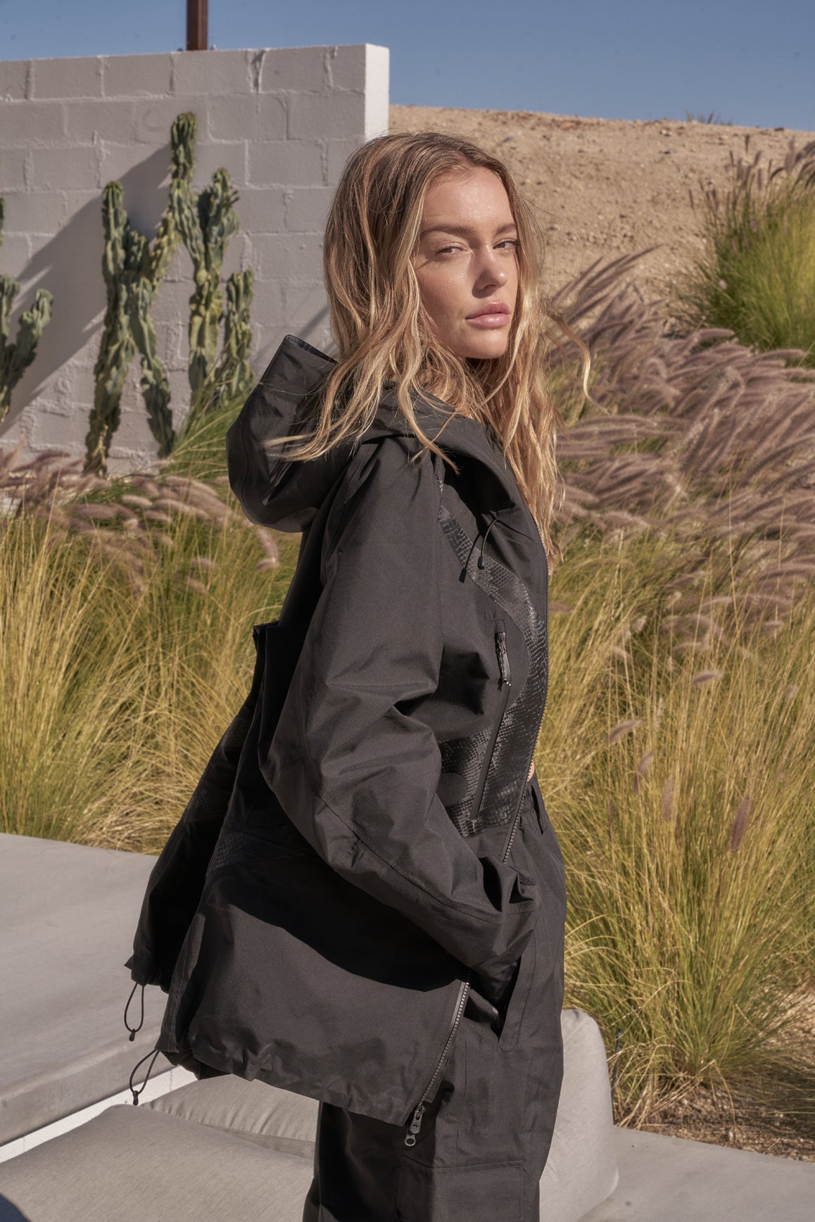 WISKII 3L waterproof performance snow pants in black, designed for winter outdoor activities, with adjustable waistband and reinforced knees.