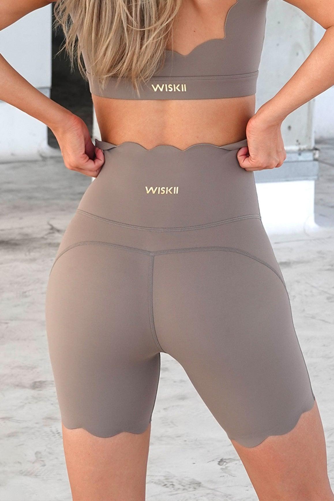 Cortos biker WISKII de cintura alta negros, vista en primer plano que muestra la tela elástica y el ajuste ceñido para uso activo y casual