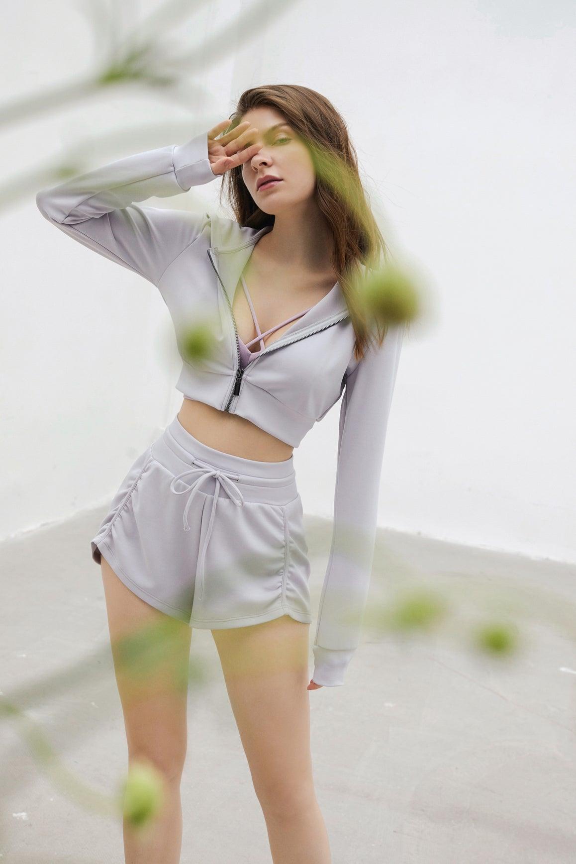 橄欖綠色WISKII亮面女款短褲,休閒版型且設計時尚,由模特兒展示