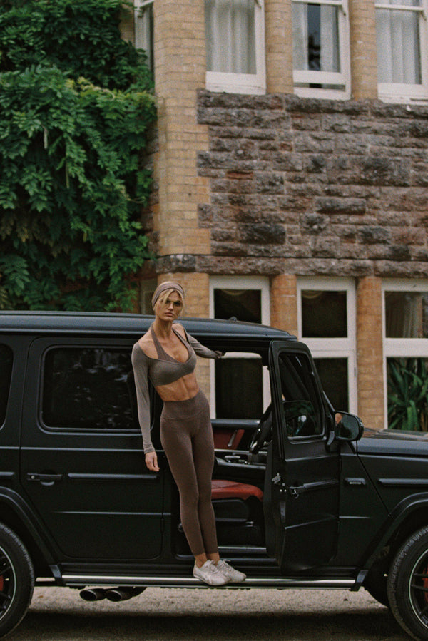 露肩長袖短款上衣