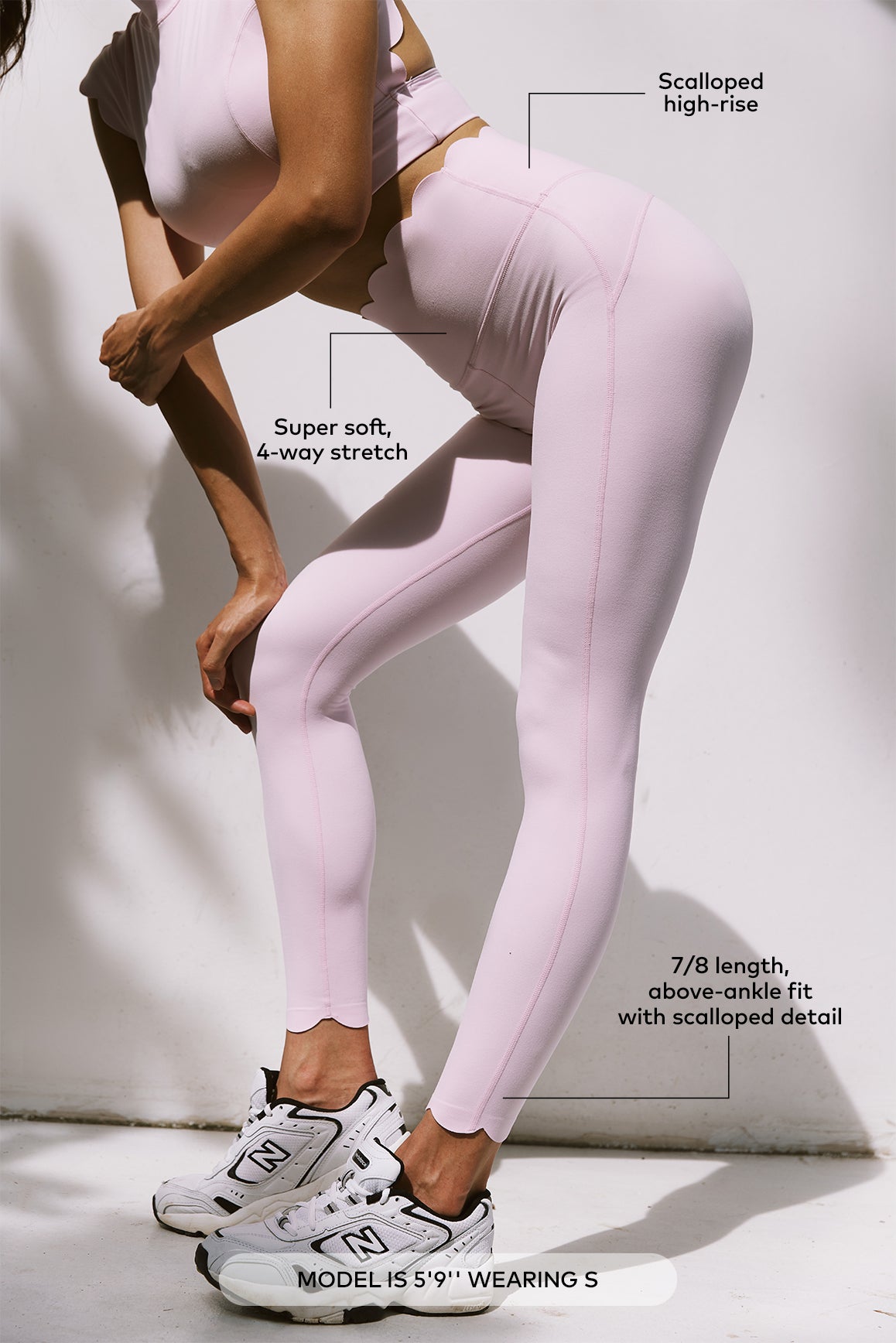WISKII 7/8 high-waist energy leggings in black, close-up of the stretchy fabric and high-rise waistband.