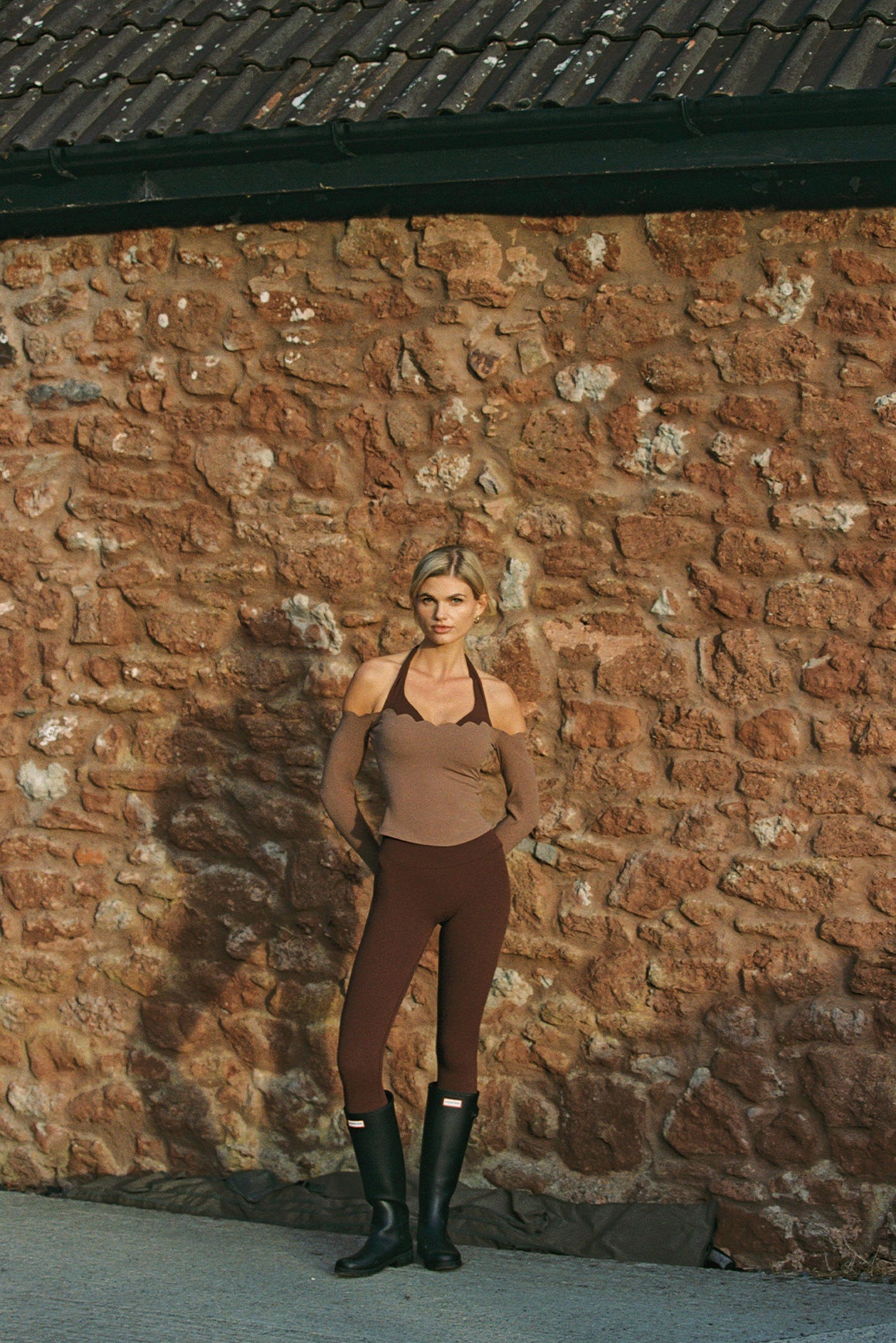 露肩長袖短款上衣