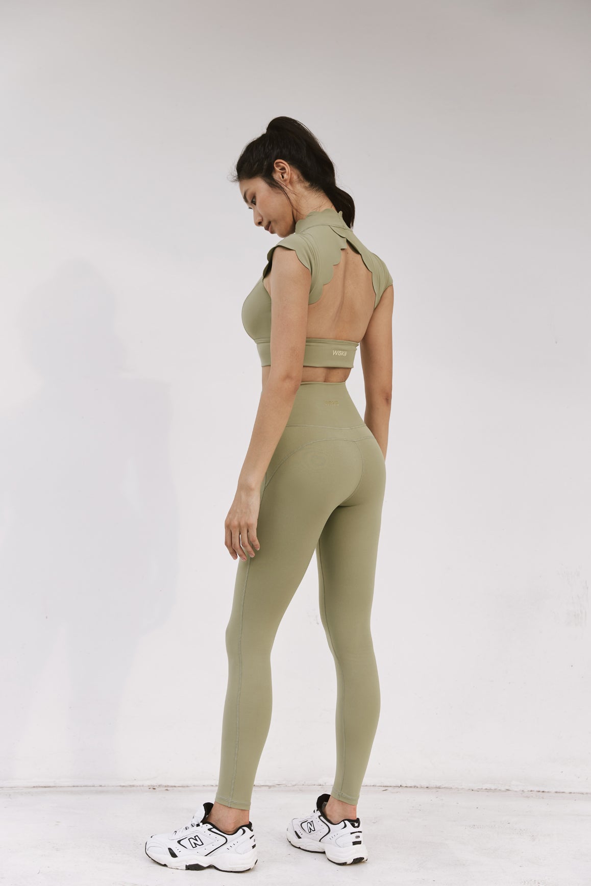 Model wears V-waist Yoga Legging | WISKII ACTIVE