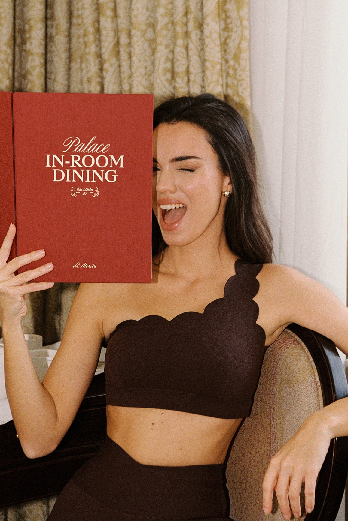 Sujetador deportivo dinámico de un hombro