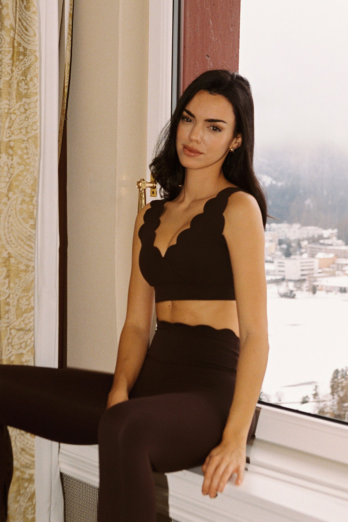 High-Waist Scallop Scrunch Legging