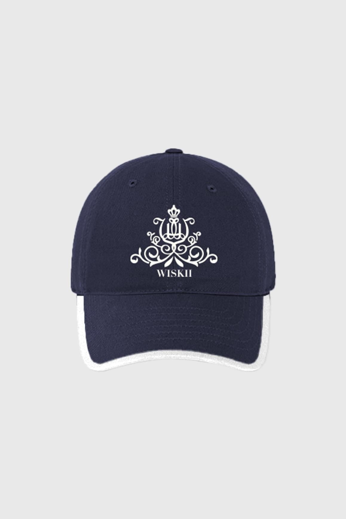 WISKII Studio 午夜藍與白色的運動帽，屬運動配件，具備舒適時尚的設計，適合運動穿搭使用