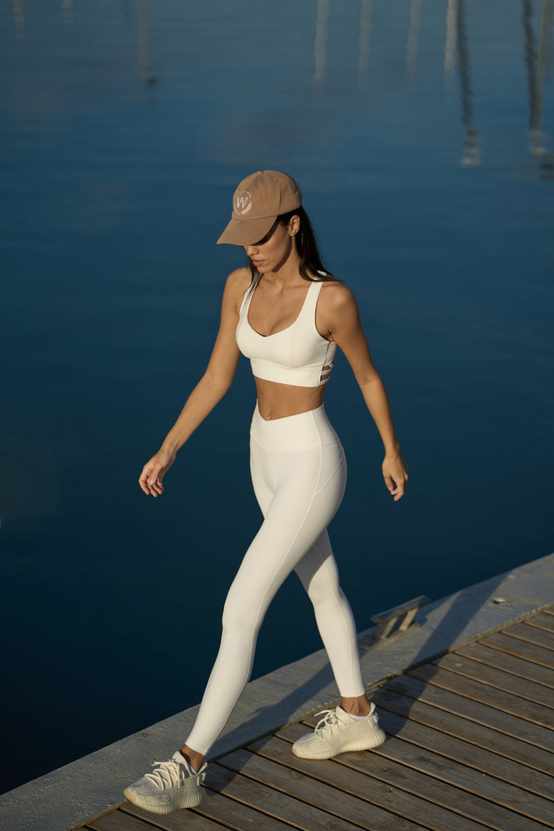 Model wears V-waist Yoga Legging